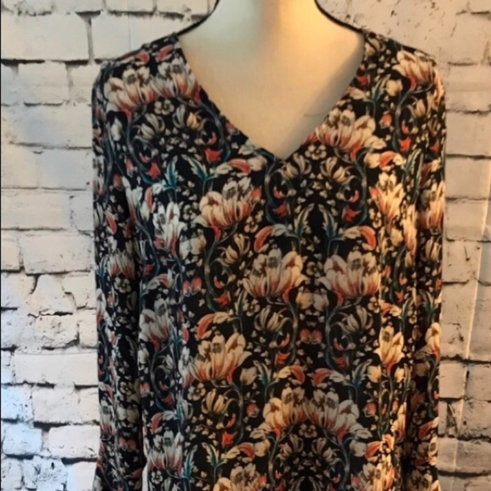 Banana Republic, beautiful navy floral blouse